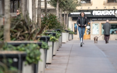 Noia anant amb patinet pel passeig de la plaça Major de Sabadell